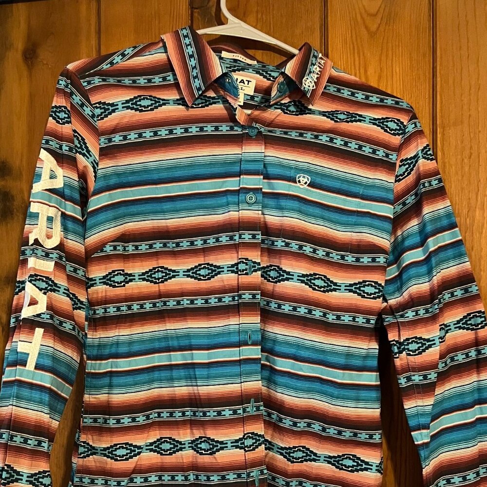 Fitted Ariat button up long sleeve with Logo down sleeve